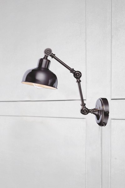 Grimstad 48cm Antikk grå vegglampe Fra Markslöjd - Laget av slitesterkt metall med effektbryter på; ledning, noe som gjør det enkelt å bruke og plassere.