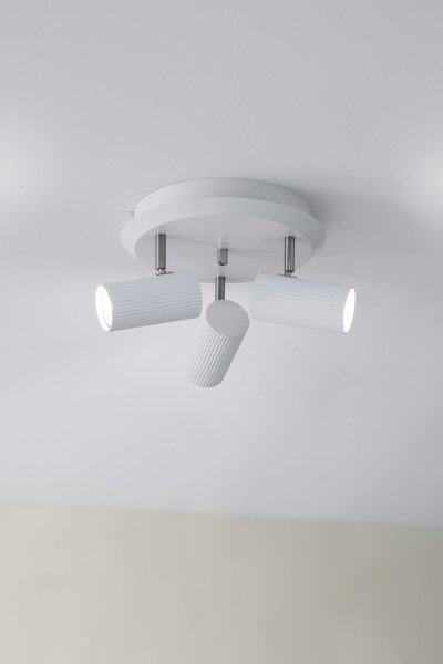Costilla 3 Hvit spotlight Fra Markslöjd - Med sitt minimalistiske design og høykvalitets finish kombinerer denne lampen både estetikk og praktisk belysning, og blir en sofistikert detalj i hjemmet ditt.