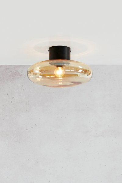 Locus Ø28 Rav plafond Fra Markslöjd - Denne kombinerte taklampen og vegglampen kombinerer en stilig sort sokkel med en ravfarget glasskuppel som sprer et varmt og innbydende lys.