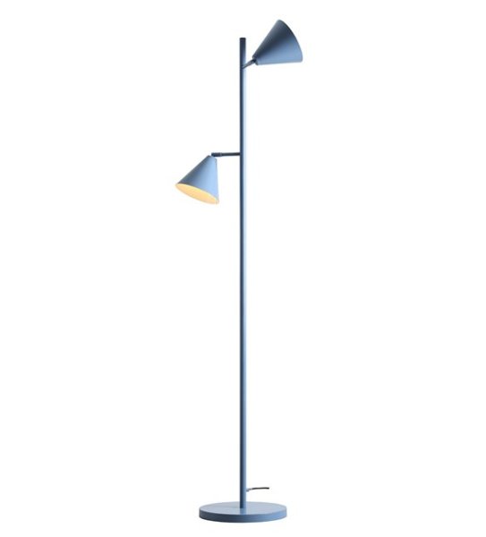Form 2 Blå gulvlampe Fra Artera - Denne minimalistiske gulvlampen med sine to elegante kjegleformede skjermer i en dempet blåtone er det perfekte valget for de som ønsker et stilig og moderne uttrykk i hjemmet sitt.