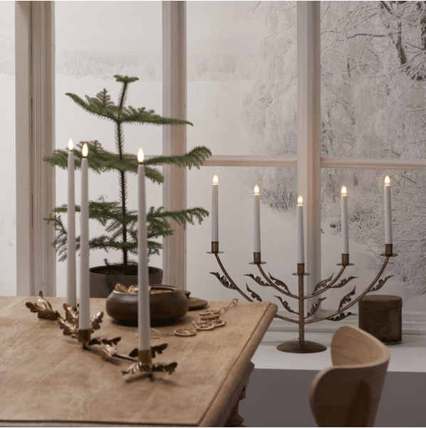 Grace Messing Fra Star Trading - Elegant adventslysestake i metall i antikk messingfinish med dekorative eikeblader.