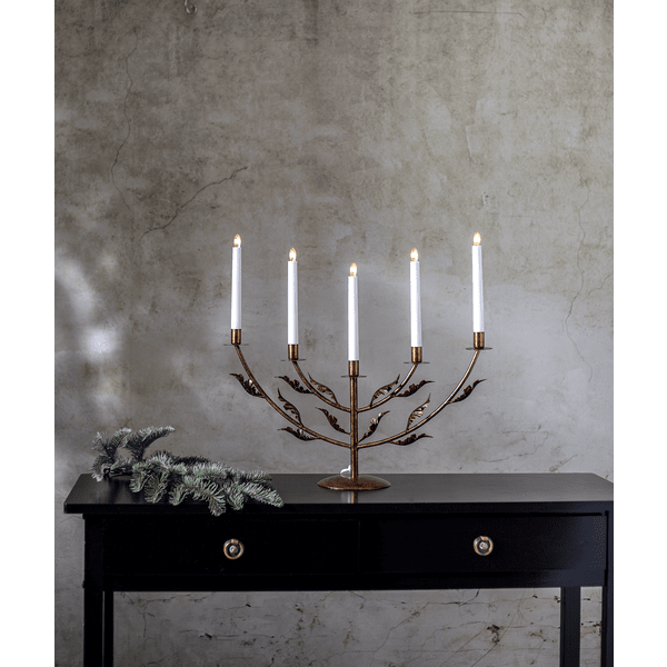 Grace Messing Fra Star Trading - Elegant adventslysestake i metall i antikk messingfinish med dekorative eikeblader.