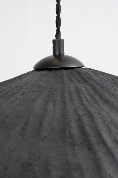 Tropez Ø60 Svart Taklampe Fra Globen Lighting - Denne lampen er h&aring;ndlaget i papir, noe som betyr at den kan variere i form fra v&aring;re produktbilder, hver lampe er unik.