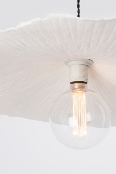 Tropez Ø60 Svart Taklampe Fra Globen Lighting - Denne lampen er h&aring;ndlaget i papir, noe som betyr at den kan variere i form fra v&aring;re produktbilder, hver lampe er unik.