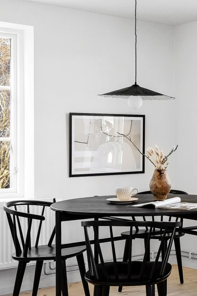 Tropez Ø60 Svart Taklampe Fra Globen Lighting - Denne lampen er h&aring;ndlaget i papir, noe som betyr at den kan variere i form fra v&aring;re produktbilder, hver lampe er unik.