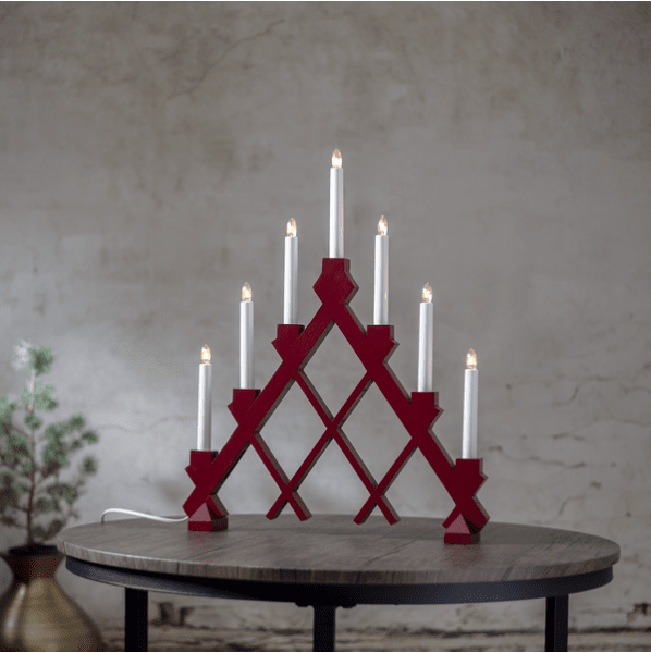 Rut RØD Fra Star Trading - Lysestakens vakre rutete m&oslash;nster er i&oslash;ynefallende.