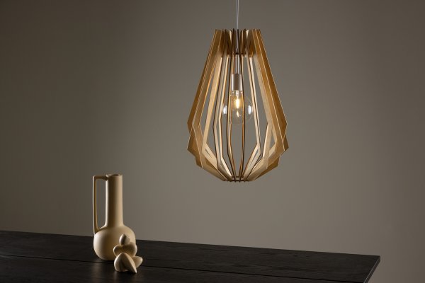 Spider Ø42 Tre Taklampe Fra Venture Design - Tre-Spider-lampen er en tidl&oslash;s lampe laget av naturmateriale som gir hjemmet ditt en myk f&oslash;lelse med behagelig belysning.
