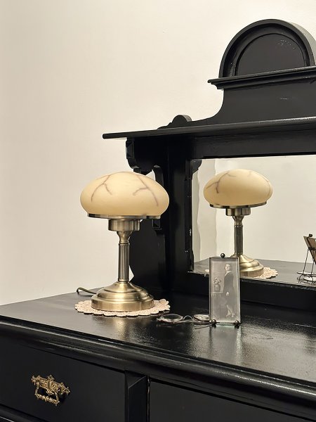 August 28cm Antikk messing bordlampe Fra Aneta Lighting - Med sitt klassiske design i antikk metall og en vakker alabastlignende nyanse sprer den et varmt og behagelig lys som skaper en innbydende atmosfære i ethvert rom.