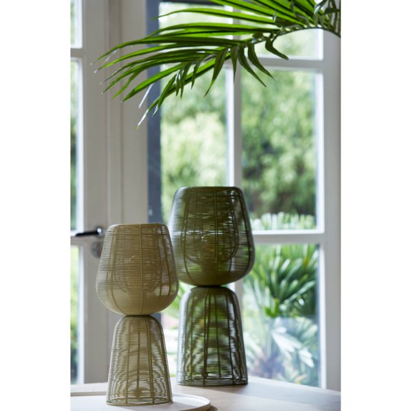 Aboso 42cm Lysegrønn bordlampe Fra Light & Living - Den unike formen gir et moderne og elegant preg, perfekt for &aring; l&oslash;fte interi&oslash;ret i b&aring;de industrielle og skandinaviske hjem.