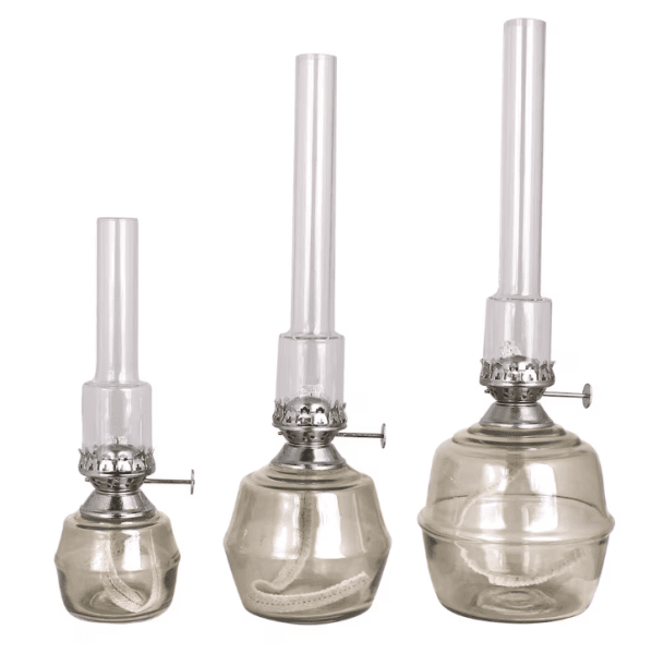 Kerosene Lamp Majken Small Grå Fra Strömshaga - Mindre parafinlampe i farget gr&aring;tt glass som skaper en vakker fargetone men samtidig gir en transparent overflate.