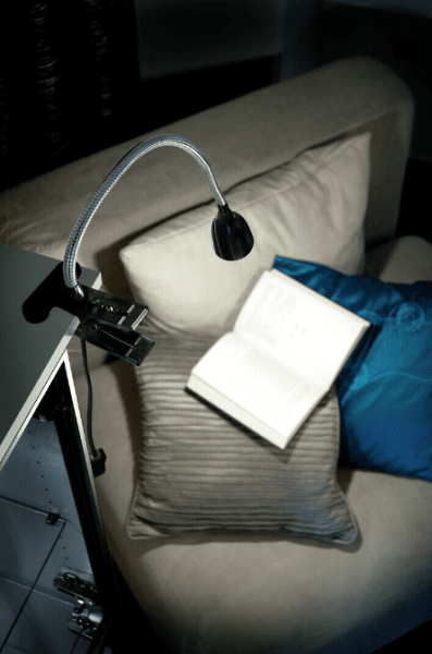 Stella Svart klemmelampe Fra Airam - Med Stella kan du erstatte en bord- eller vegglampe b&aring;de permanent eller midlertidig.