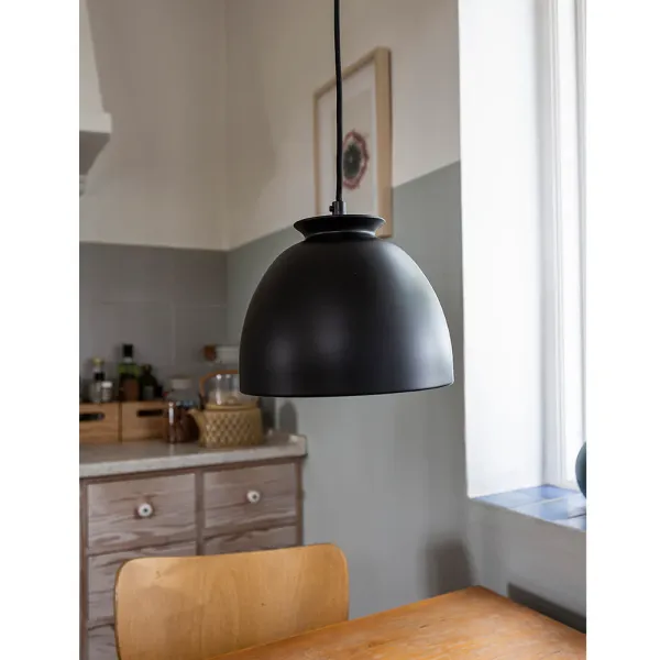 Bloom Ø23 Svart Taklampe Fra Superliving - Lampen har en matt sort lakk og svart tekstilledning for et elegant utseende.