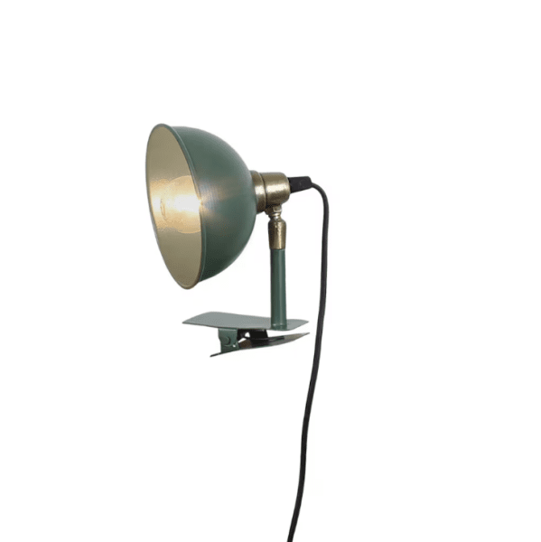 Pelle Grønn klemmelampe Fra Strömshaga - Bordlampe som kan festes til for eksempel; sengegavlen, en vinduskarm eller kanten på et bord eller en hylle.