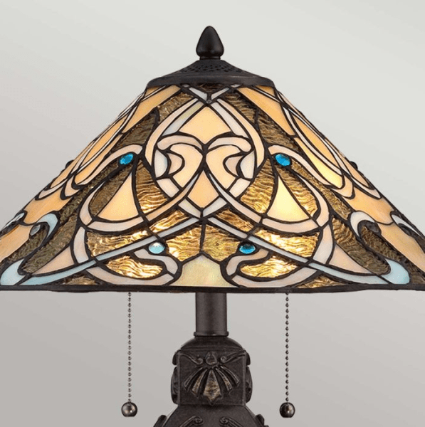 India 50cm Flerfarget Fra Elstead Lighting - India er en kompakt Tiffany bordlampe med et elegant og intrikat design.