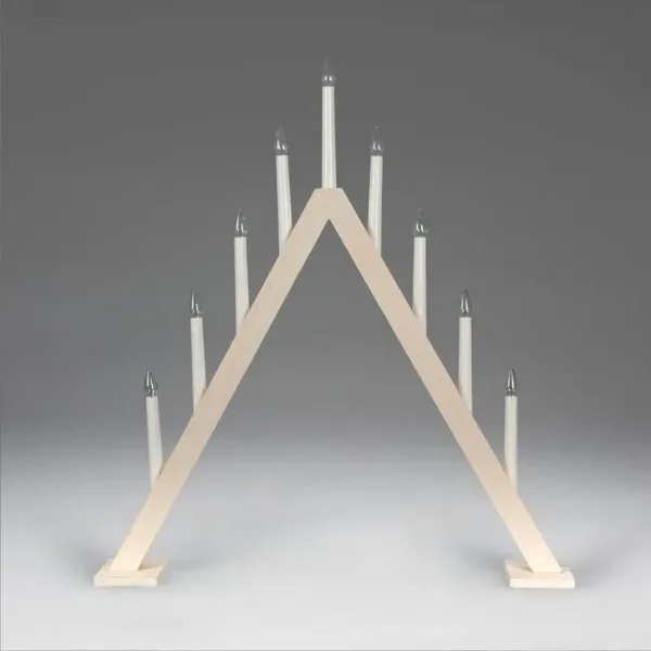 Wooden Candelabra 9 Lights Hvit Fra Konstsmide - Elegant lysestake i hvitbeiset tre&auml; med 9 lyskilder i klassisk trekantform.
