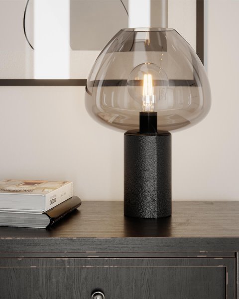 Cozy 42cm Svart bordlampe Fra By Rydéns - Koselig bordlampe har lampefot dekket i sort kunstskinn med tydelig s&oslash;m p&aring; den ene siden av estetiske &aring;rsaker.