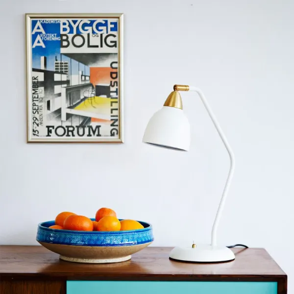 Urban 45cm Hvit skrivebordslampe Fra Superliving - Perfekt til løsning, jobb eller som en stilig detalj i hjemmet.