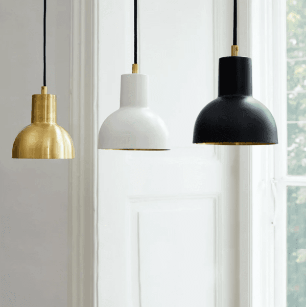 Mini Ø14 Matt hvit Taklampe Fra H. Skjalm P - Mini-anheng i matt hvitmetall med gullfarget interiør og messingdetaljer.