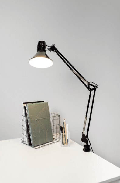 Venla Svart klemmelampe Fra Airam - Klassisk og tidl&oslash;s skrivebordslampe og innvendig armatur.