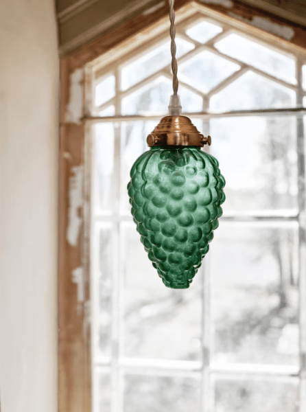 Druva Ø10 Grønn vinduslampe Fra Strömshaga - Med sin fine kombinasjon av grønt glass og formet som en drueklase og messinglampeskjerm, skaper Grape-taklampen en innbydende og sofistikert atmosfære.
