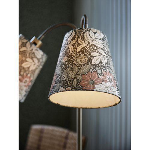 Amy Messing gulvlampe Fra PR Home - Amy utstr&aring;ler enkel og klassisk stil med sin lampefot i messing og hyssing; bevegelige armer.