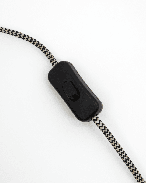 Roomie 33cm Børstet sølv bordlampe Fra House Doctor - Moderne og stilig p&aring; skrivebordet, et personlig preg p&aring; nattbordet eller som en dekorativ detalj i stuen &ndash; lampen l&oslash;fter ethvert rom med subtil finesse.