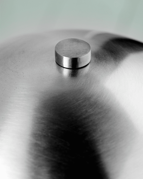 Roomie 33cm Børstet sølv bordlampe Fra House Doctor - Moderne og stilig p&aring; skrivebordet, et personlig preg p&aring; nattbordet eller som en dekorativ detalj i stuen &ndash; lampen l&oslash;fter ethvert rom med subtil finesse.