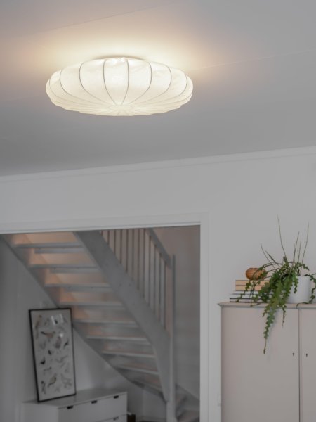 Franza Ø56 Hvit plafond Fra PR Home - Stilig og stilig plafond i et herlig bomullsstoff.