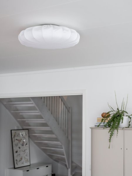 Franza Ø56 Hvit plafond Fra PR Home - Stilig og stilig plafond i et herlig bomullsstoff.