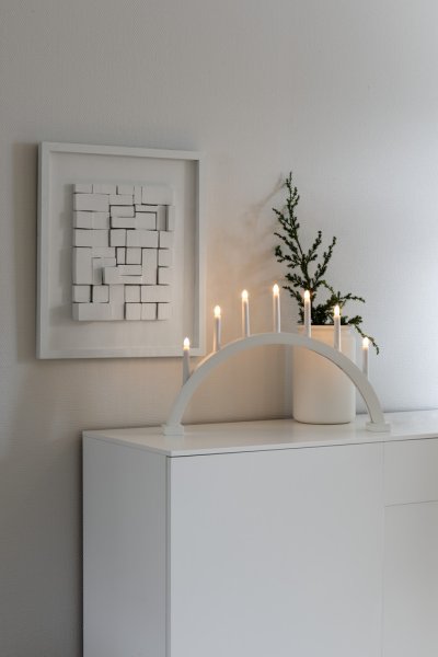 Arch 7 Lights Matt hvit Fra Konstsmide - Utstyrt med lysp&aelig;rer som gir en behagelig gl&oslash;d og bidrar til en koselig stemning i julen.