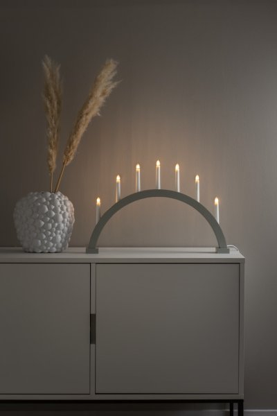 Arch 7 Lights Matt grå/grønn Fra Konstsmide - Utstyrt med lysp&aelig;rer som gir en behagelig gl&oslash;d og bidrar til en koselig stemning i julen.