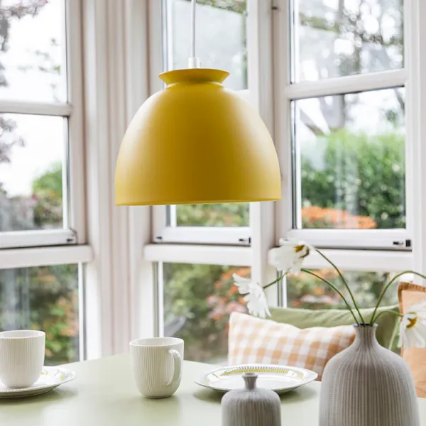 Bloom Ø23 Gul Taklampe Fra Superliving - Med myke former og et enkelt design passer denne lampen perfekt over kjøkkenet eller spisebordet.
