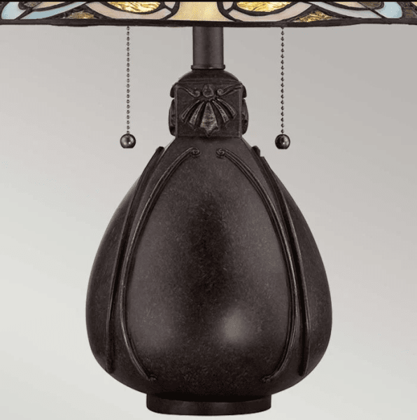 India 50cm Flerfarget Fra Elstead Lighting - India er en kompakt Tiffany bordlampe med et elegant og intrikat design.