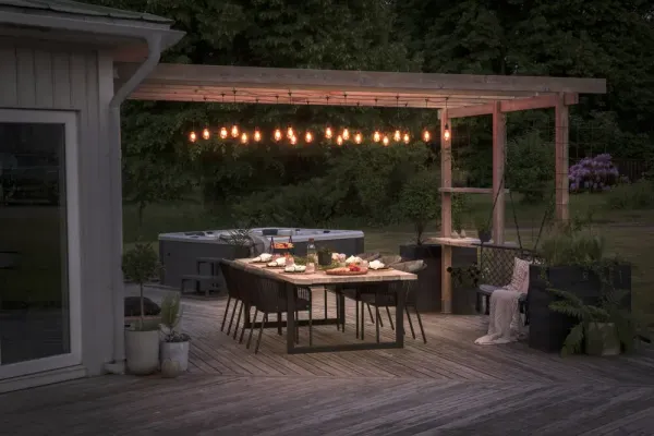 Startsett Med Lysslynge Amber 10m Svart Fra Konstsmide - Stilig lysstreng med 10 ravfargede LED-lamper (E27) &ndash; perfekt for &aring; skape en koselig atmosf&aelig;re ute eller inne.