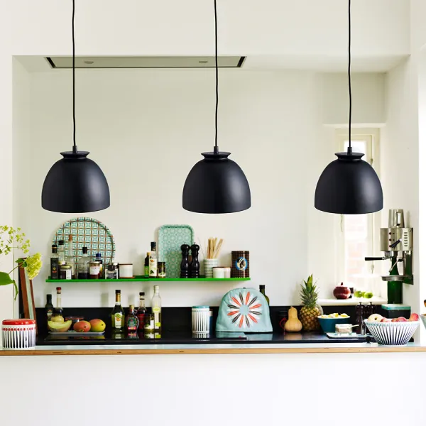 Bloom Ø23 Svart Taklampe Fra Superliving - Lampen har en matt sort lakk og svart tekstilledning for et elegant utseende.