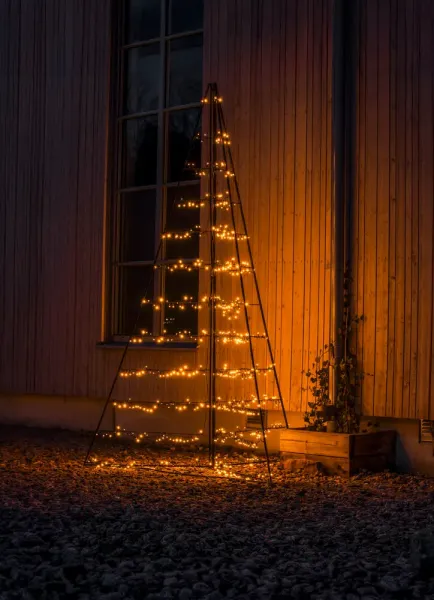 Metalldekorasjon Pyramide 240cm Svart Fra Konstsmide - Med 651 varme ravfargede LED-lys sprer den en elegant gl&oslash;d og skaper en magisk atmosf&aelig;re.