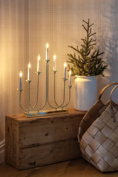 Candelabra 7 Lights Messing Fra Konstsmide - Skap en luksuri&oslash;s og innbydende julestemning med denne stilige adventslysestaken i messingfinish.