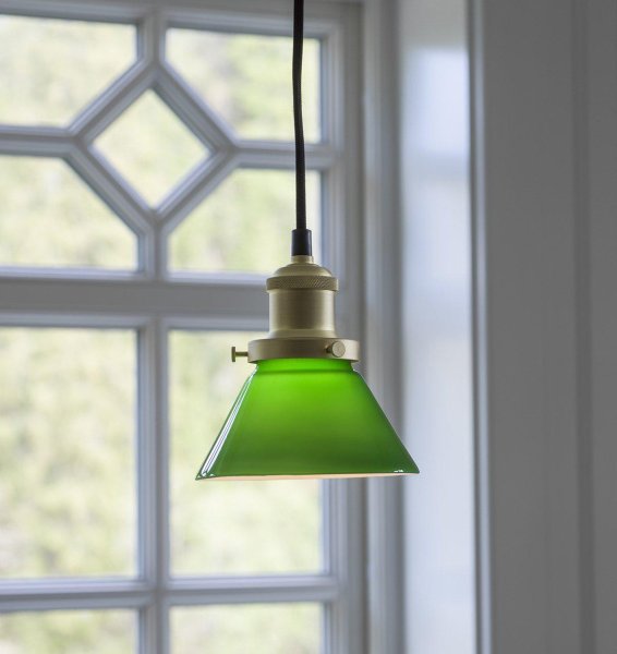 August Ø15 Grønn vinduslampe Fra PR Home - Lampeskjerm i gr&oslash;nt glass og lampeskjerm i metall med b&oslash;rstet messing finish.