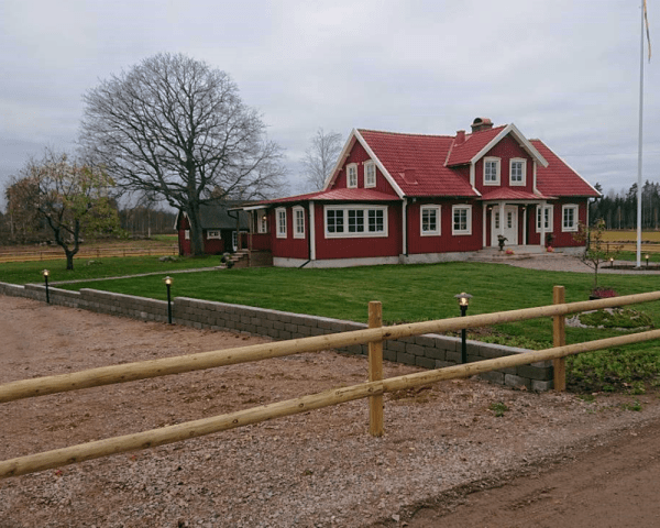 Tellus 145cm Svart pullerter Fra Westal - Tellus er en armaturserie som er avhengig av utførelse gir ulik karakter til villaen, flermannsboligen eller sommerhytta.