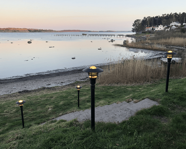 Tellus 145cm Svart pullerter Fra Westal - Tellus er en armaturserie som er avhengig av utførelse gir ulik karakter til villaen, flermannsboligen eller sommerhytta.