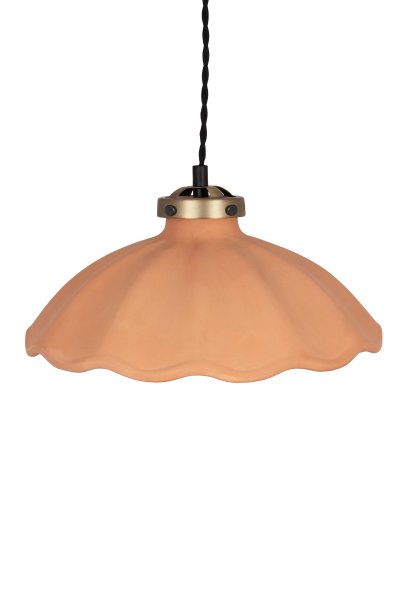 Alva Ø30 Terrakotta Taklampe Fra Globen Lighting - Den &oslash;verste delen som omslutter keramikken er laget av metall i fargen antikk messing og matches av en 120 cm svart tvunnet tekstilkabel og svart takkopp laget av plast.