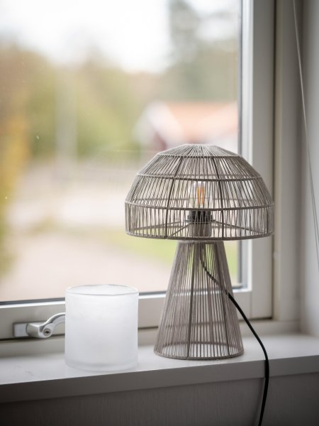 Porcini 37cm Beige bordlampe Fra PR Home - Porcini bordlampe er en h&aring;ndlaget lampe laget av en metallramme som er pakket inn i skinnende garn for h&aring;nd og filtrerer lyset fint gjennom tr&aring;dene.