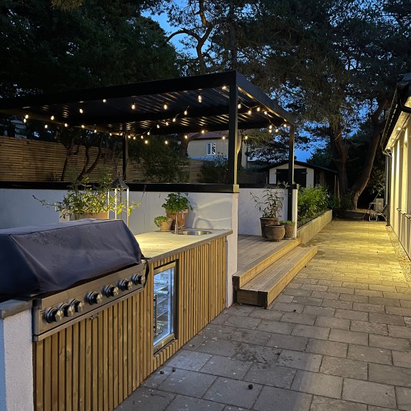 Cozy Start 5m Svart Fra Lightson - Sl&oslash;yfen er 5m lang og utstyrt med 10 utskiftbare lyskilder + 5m tilkoblingskabel og transformator For st&oslash;rre arealer kan du koble opp til 6 sl&oslash;yfer og lage et imponerende lysarrangement med en total lengde p&aring;; hele 30m.
