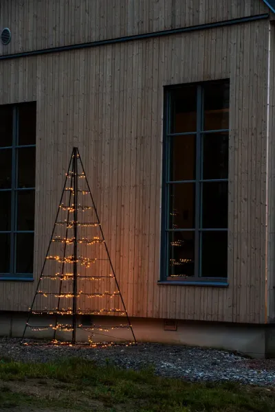 Metalldekorasjon Pyramide 240cm Svart Fra Konstsmide - Med 651 varme ravfargede LED-lys sprer den en elegant gl&oslash;d og skaper en magisk atmosf&aelig;re.