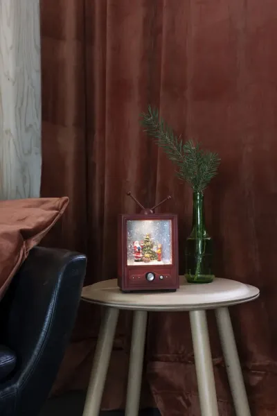 Vannfylt Lykt Formet Som TV Brun Fra Konstsmide - Denne vannfylte lykten i form av en retro-TV viser en atmosfærisk scene med nissen, en gutt og et pyntet juletre.