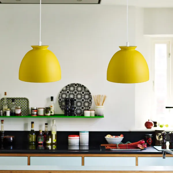 Bloom Ø23 Gul Taklampe Fra Superliving - Med myke former og et enkelt design passer denne lampen perfekt over kjøkkenet eller spisebordet.
