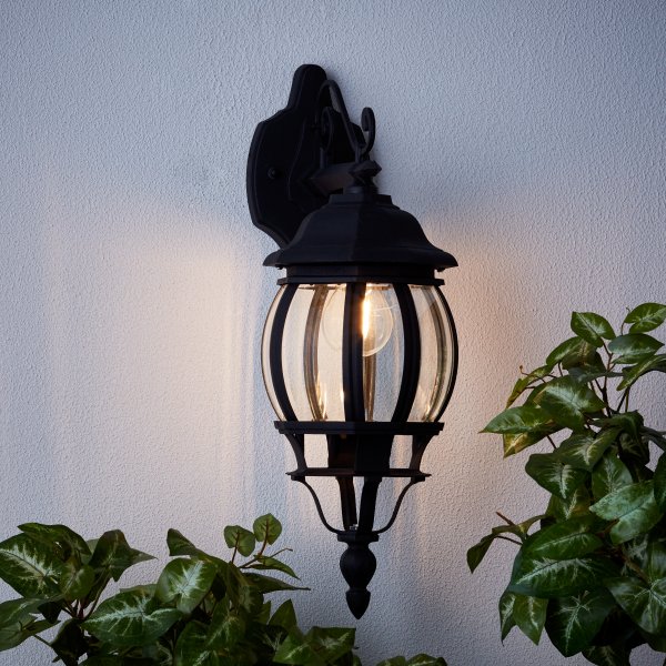 Istria Svart utendørslampe Fra Brilliant - Den klassiske utendørs vegglampen Istria gir både dekorativt lys og økt sikkerhet ved inngangen eller langs fasaden.