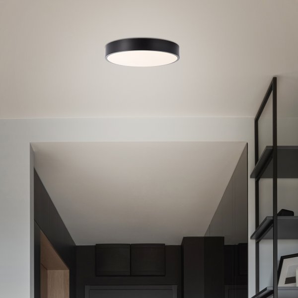 Slimline Ø33 Svart plafond Fra Brilliant - Til tross for st&oslash;rrelsen har den en sterk lysstyrke p&aring;&aring; 2400 lumen og en varmhvit lysfarge til 3000 Kelvin, som skaper en hyggelig atmosf&aelig;re.