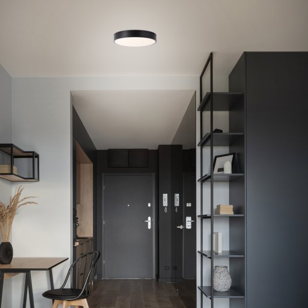 Slimline Ø33 Svart plafond Fra Brilliant - Til tross for st&oslash;rrelsen har den en sterk lysstyrke p&aring;&aring; 2400 lumen og en varmhvit lysfarge til 3000 Kelvin, som skaper en hyggelig atmosf&aelig;re.