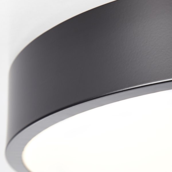 Slimline Ø33 Svart plafond Fra Brilliant - Til tross for st&oslash;rrelsen har den en sterk lysstyrke p&aring;&aring; 2400 lumen og en varmhvit lysfarge til 3000 Kelvin, som skaper en hyggelig atmosf&aelig;re.